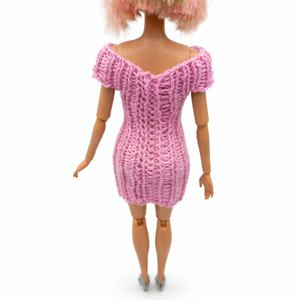 Vue arrière de la robe
Sans bouton ni fermeture – la maille élastique permet un enfilage facile.